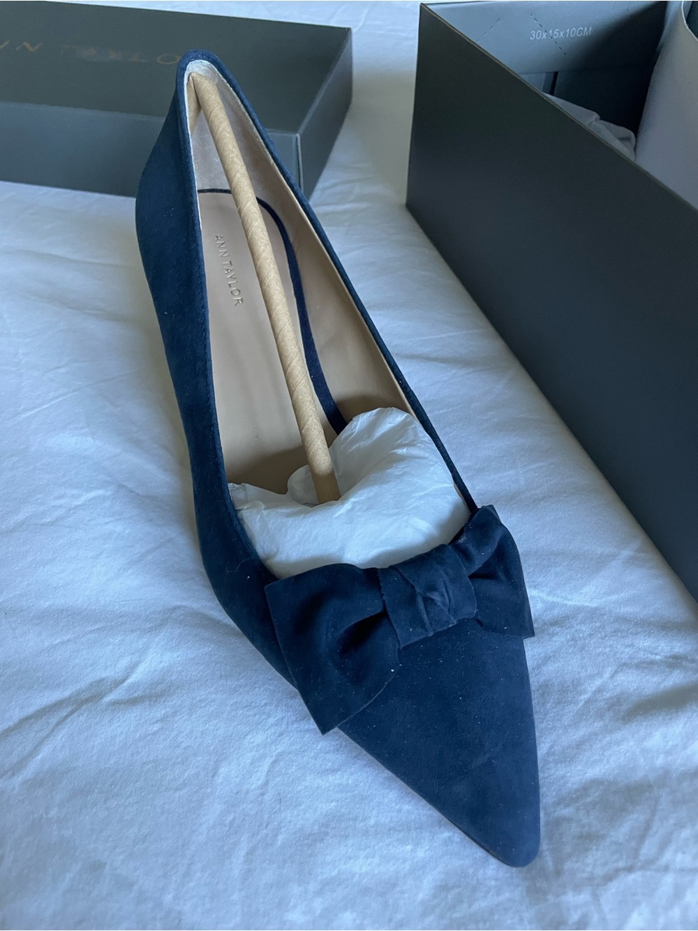 Ann Taylor Navy Suede Pointed Toe Bow Kitten Pump